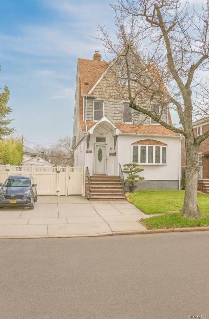 Prime investment opportunity in highly desirable Oakland Gardens !
