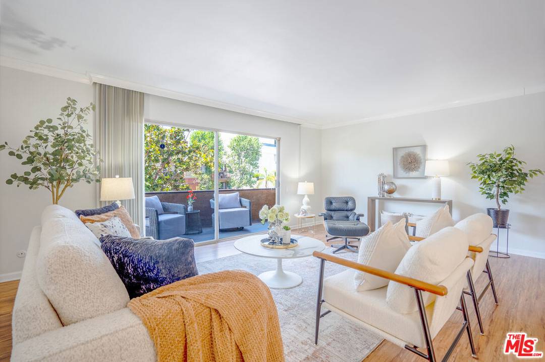 818  S Lucerne Blvd 1BR Hancock Park La