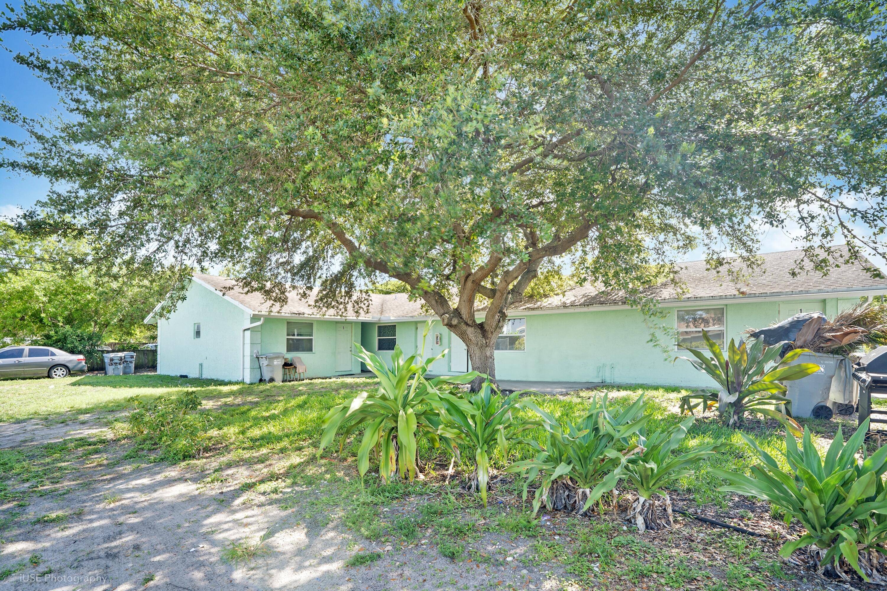 INVESTORS ! RESIDENTIAL BUILDING WITH FIVE 5 UNITS LOCATED IN POMPANO BEACH, FLORIDA !