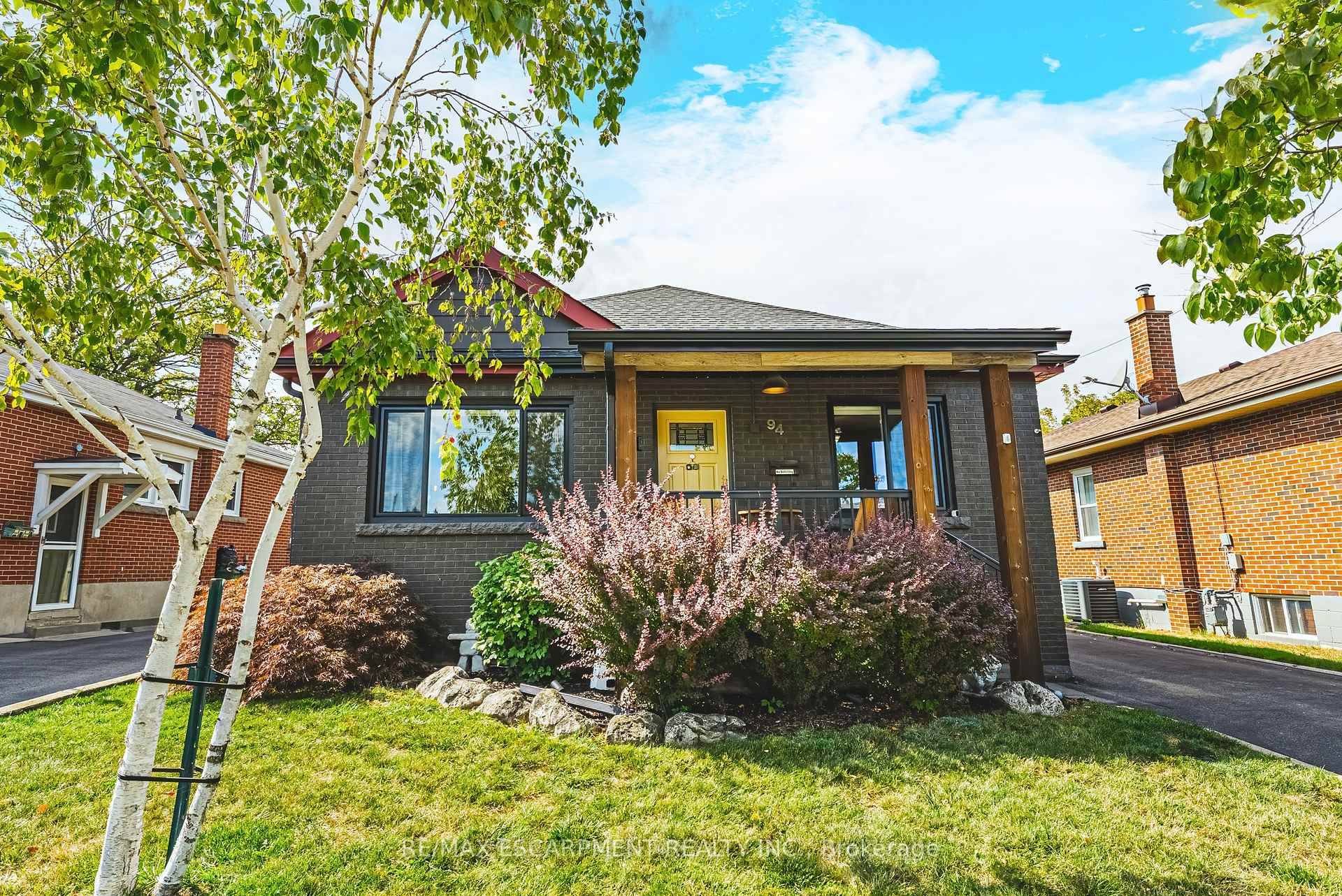 Charming 2 2 bedroom in sought after Rosedale, welcome to this beautifully updated bungalow !