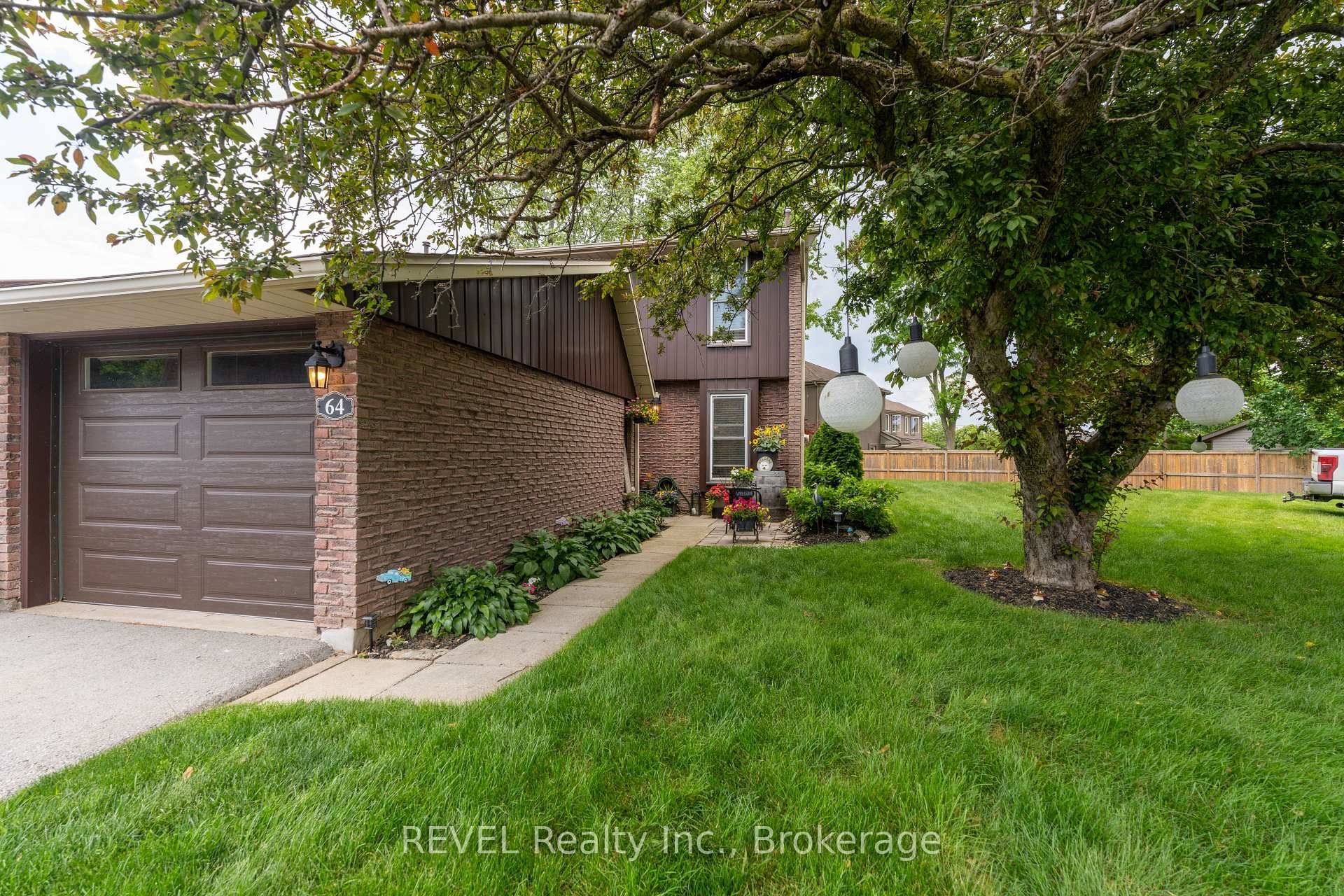 Beautifully renovated end unit townhome in the sought after Woodlands Community !