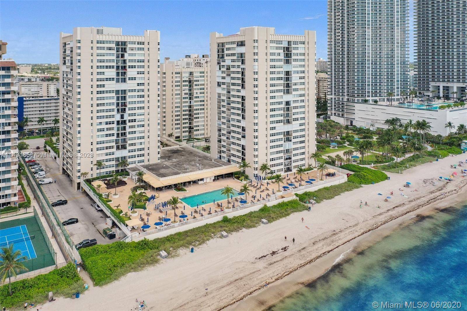 Beautiful, oversized, spacious apartment, overlooking Ocean and Park.