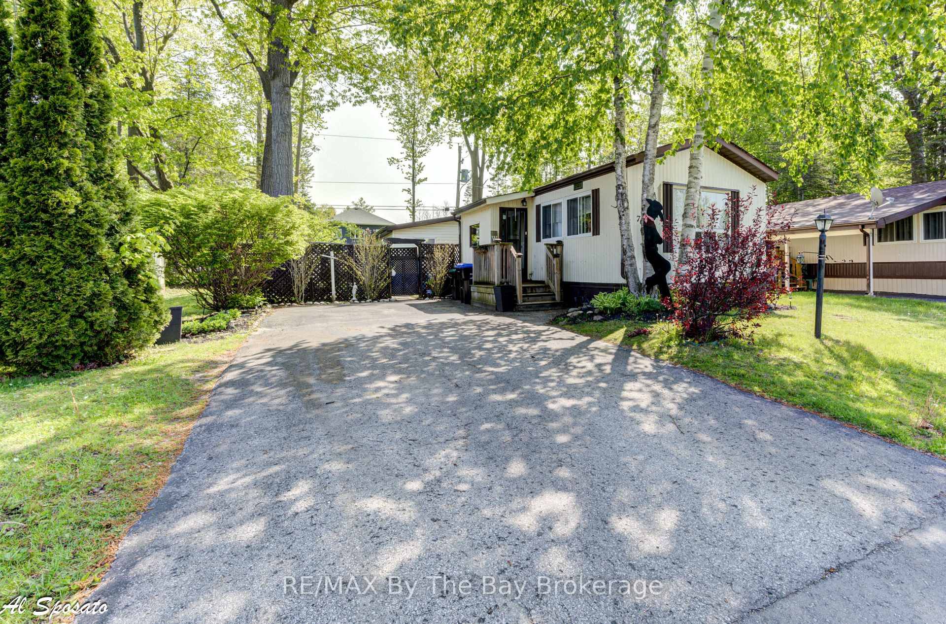 Welcome to 76 Georgian Glen Drive, a bright and comfortable 2 bedroom plus den modular home located in the desirable Georgian Glen Estates community.