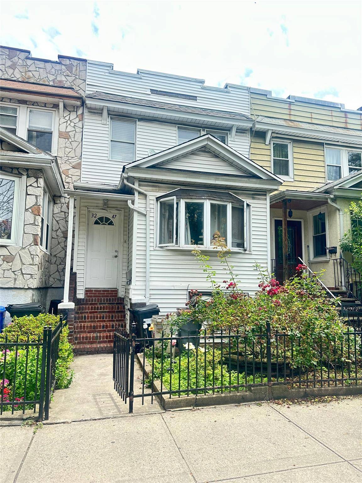 This 3 bedroom home in Queens, NY is a great starter home for a 1st time home buyer.