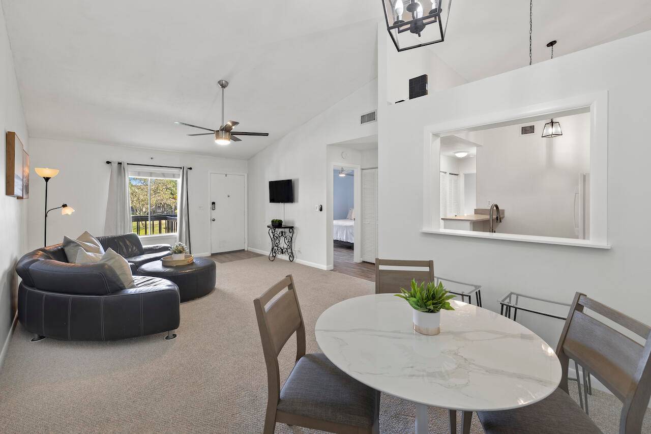 MOVE IN READY ! Minutes to the beautiful sands and turquoise waters of Jupiter Beach.