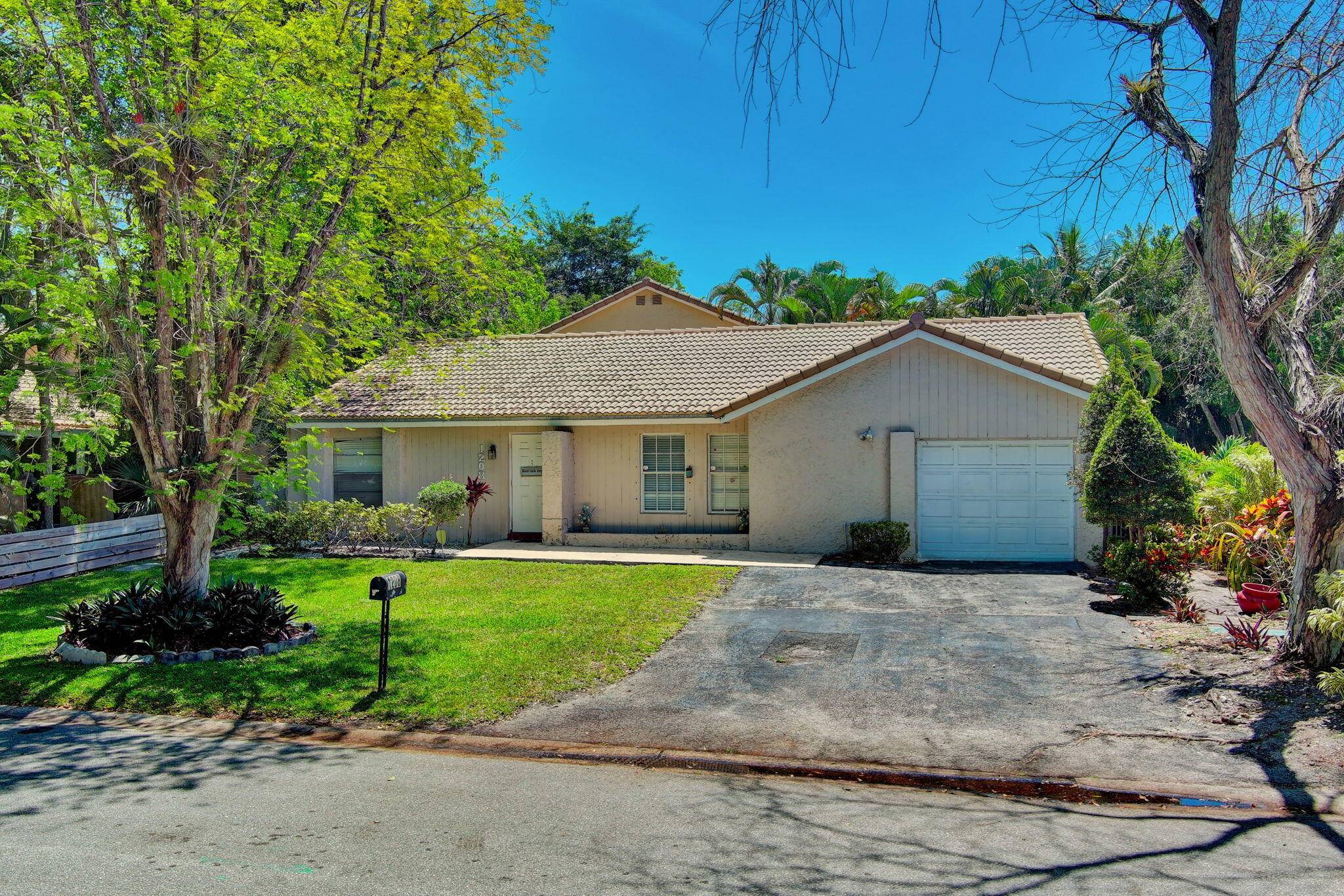Fabulous SINGLE FAMILY HOME nestled in the heart of Coral Springs !