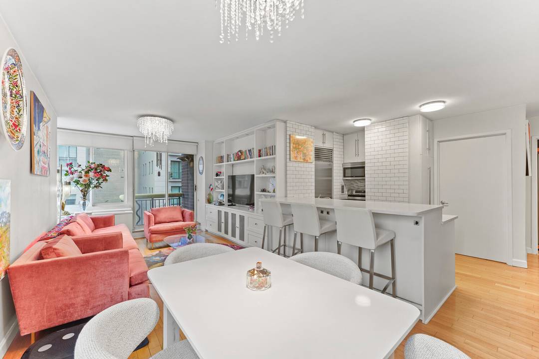 Welcome to the rarely available B line at Evans View Condominium a sun drenched corner residence offering sweeping open city views and refined Upper East Side living.