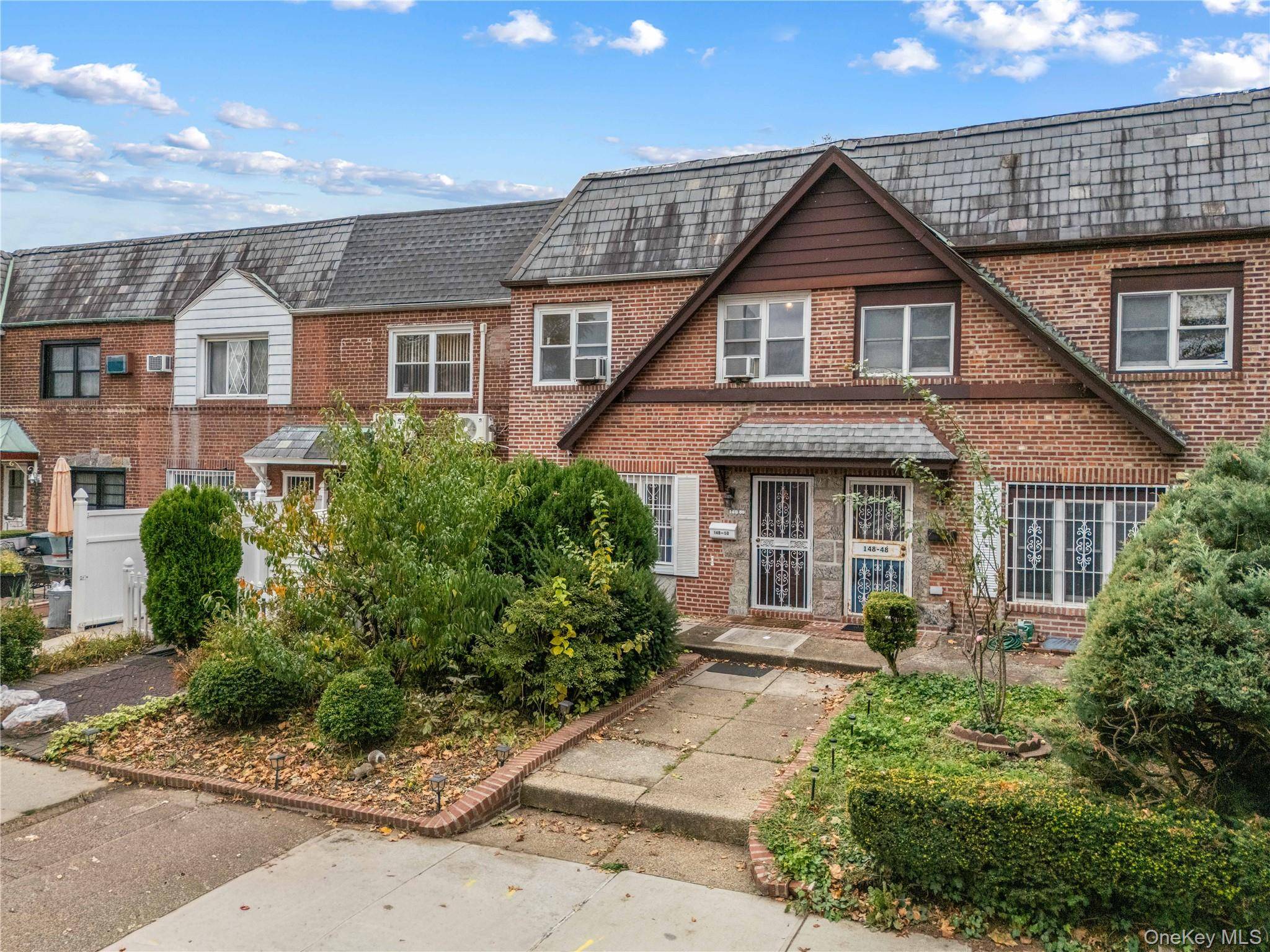 Welcome to this well maintained townhouse in the heart of Flushing !