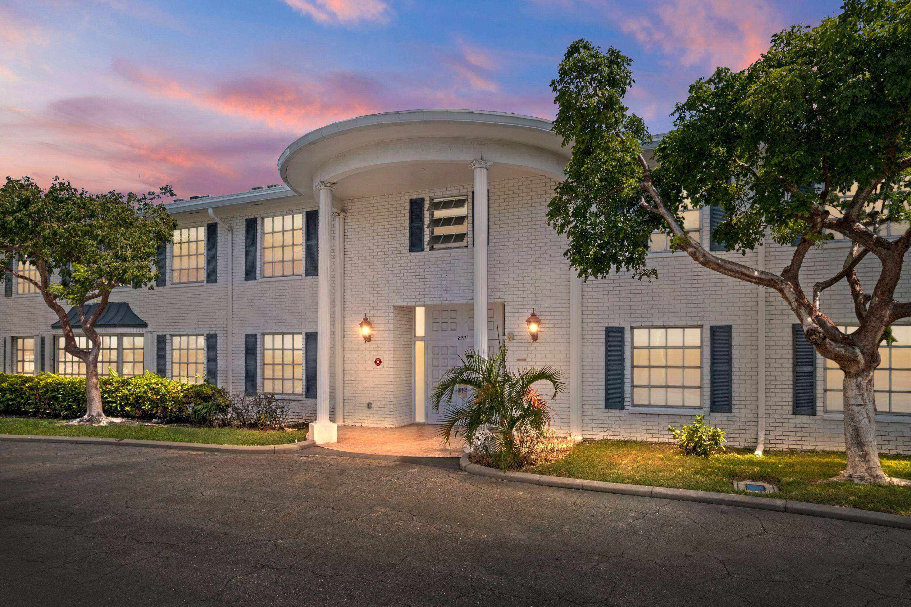 ABSOLUTELY GORGEOUS 2ND FLOOR CONDO PRESTIGIOUS IMPERIAL POINT COLONNADES PRIME FORT LAUDERDALE LOCATION Bright Open Floor Plan Eat In Kitchen Large Primary Bedroom Walk In Closet Updated Ensuite Common Laundry ...
