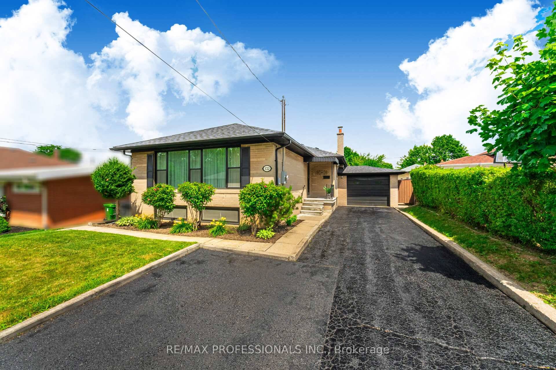Just Move In To 132 Wyndale Drive in the heart of Rustic near Keele amp ; Lawrence.