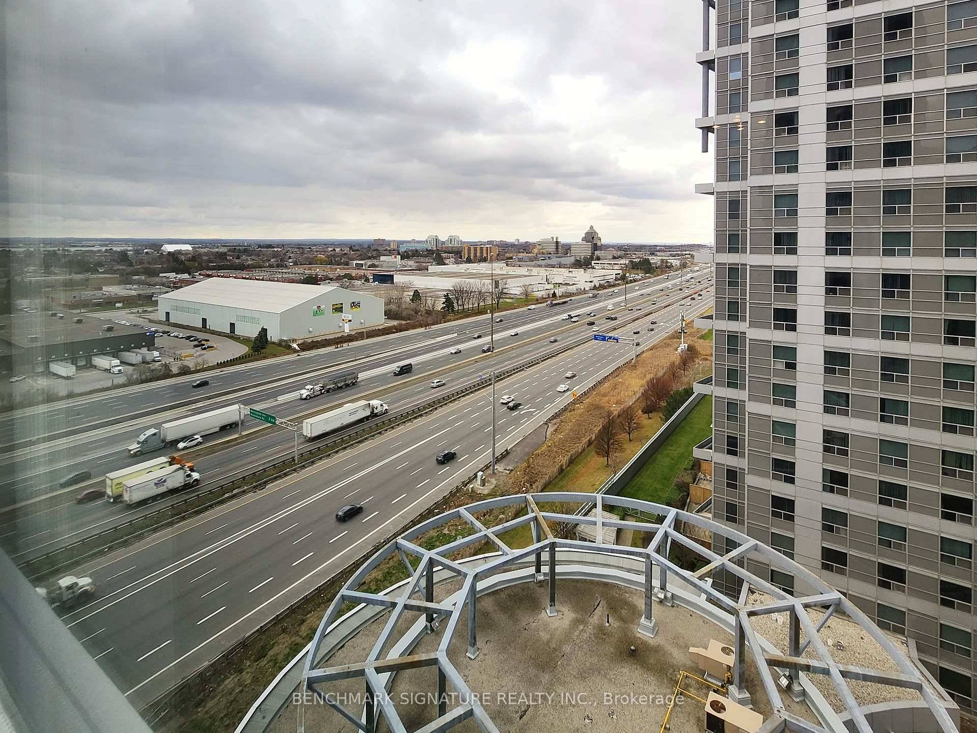 Spacious 1 Bedroom Unit, Facing East.
