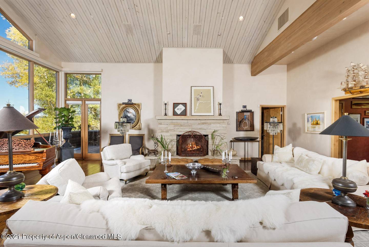 Gorgeous and elegant four bedroom, four and one half bath single family home overlooking downtown Aspen and Aspen Mountain.