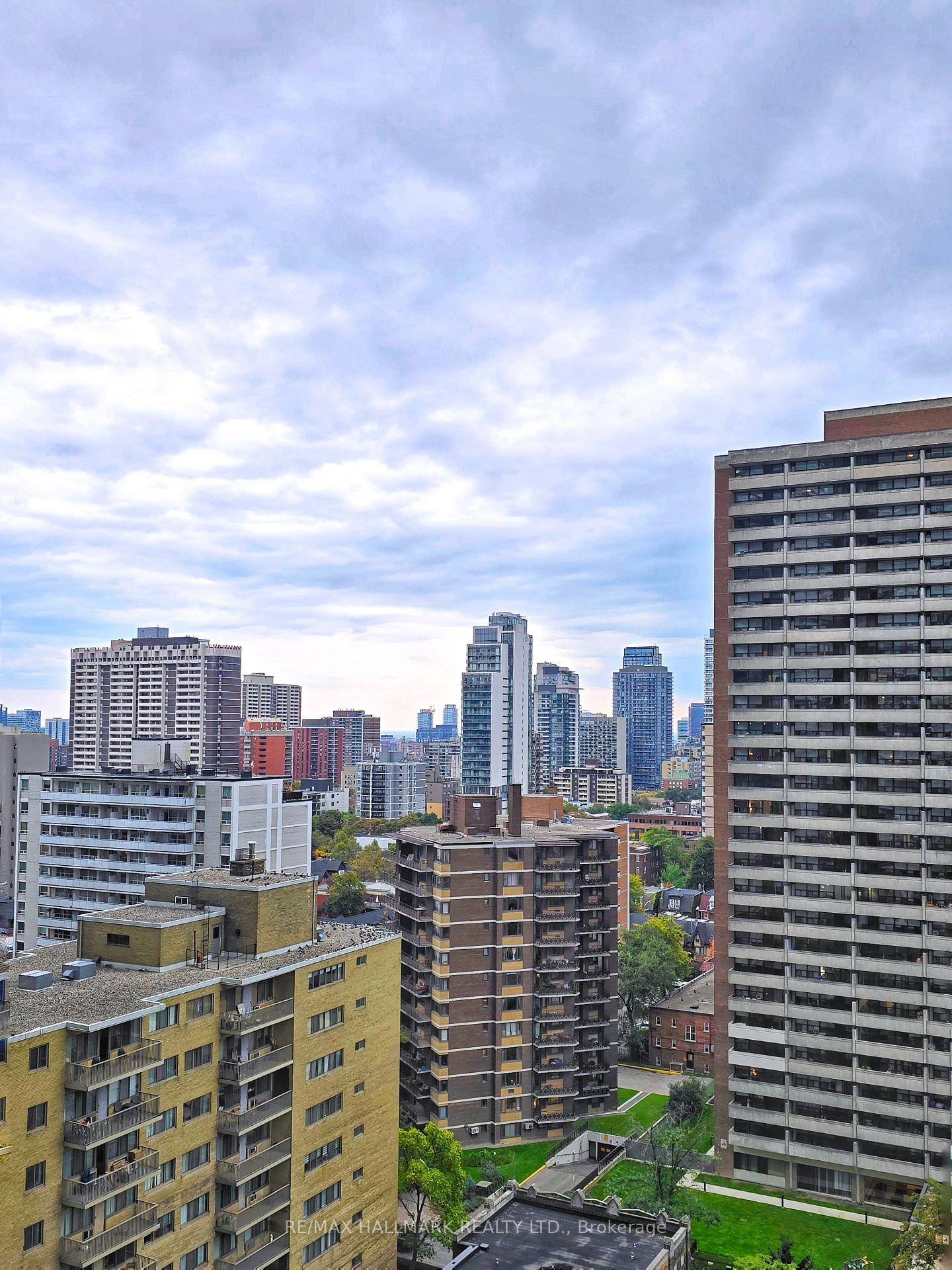 Enjoy luxurious urban living in this beautifully renovated 1 bedroom suite at Casa Condos, 1 ocker included !