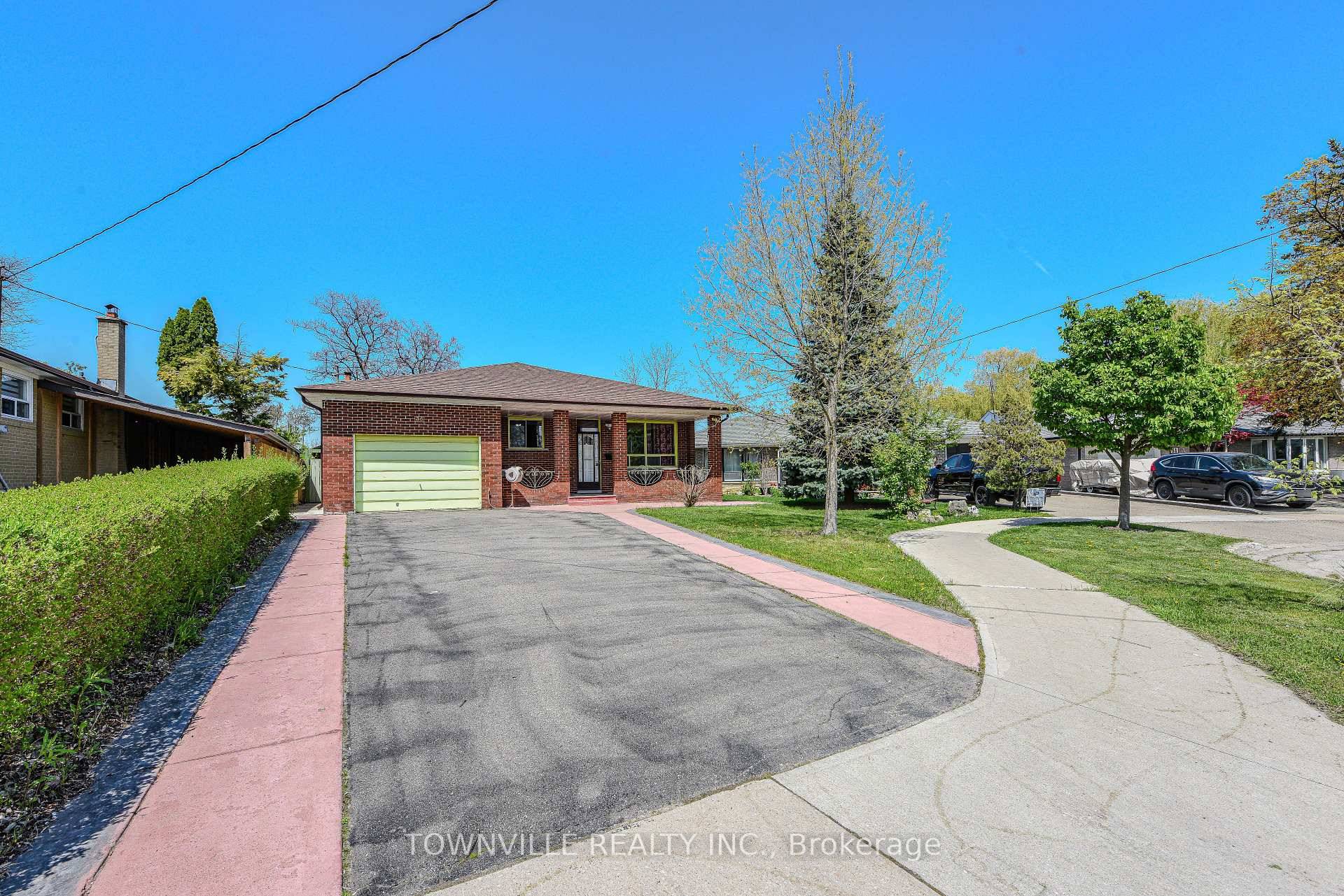 Unique Bungalow with separate family and living room, In High Demand Area amp ; Gorgeous Sunroom.