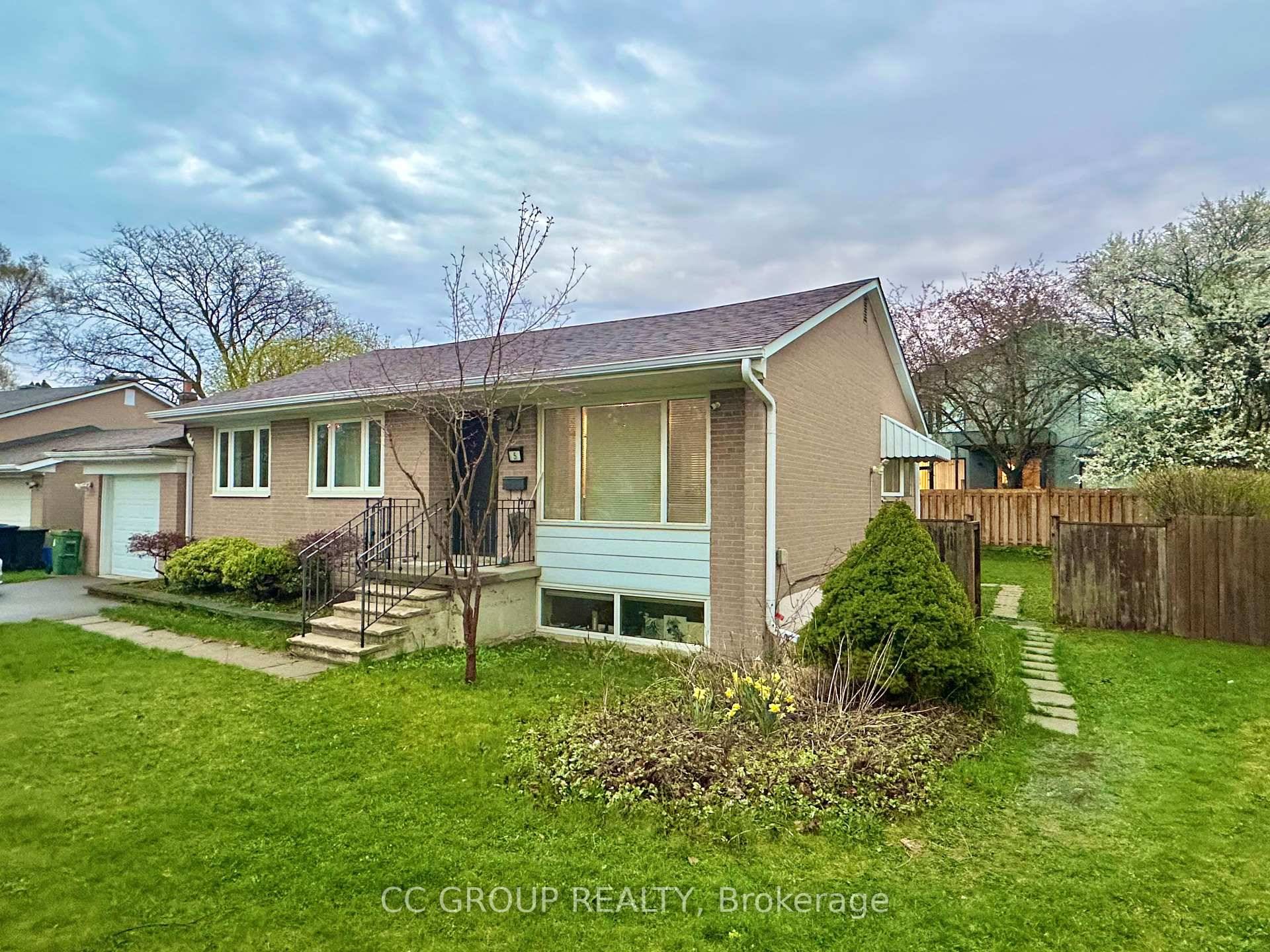 Bright Separate Entrance Big Windows Basement Apartment On Quiet And Beautiful Community On Don Mills Lawrence, Easy Access To Dvp, Steps To Park, Trail, Shopping Mall, School, Special 2 Bedrooms ...