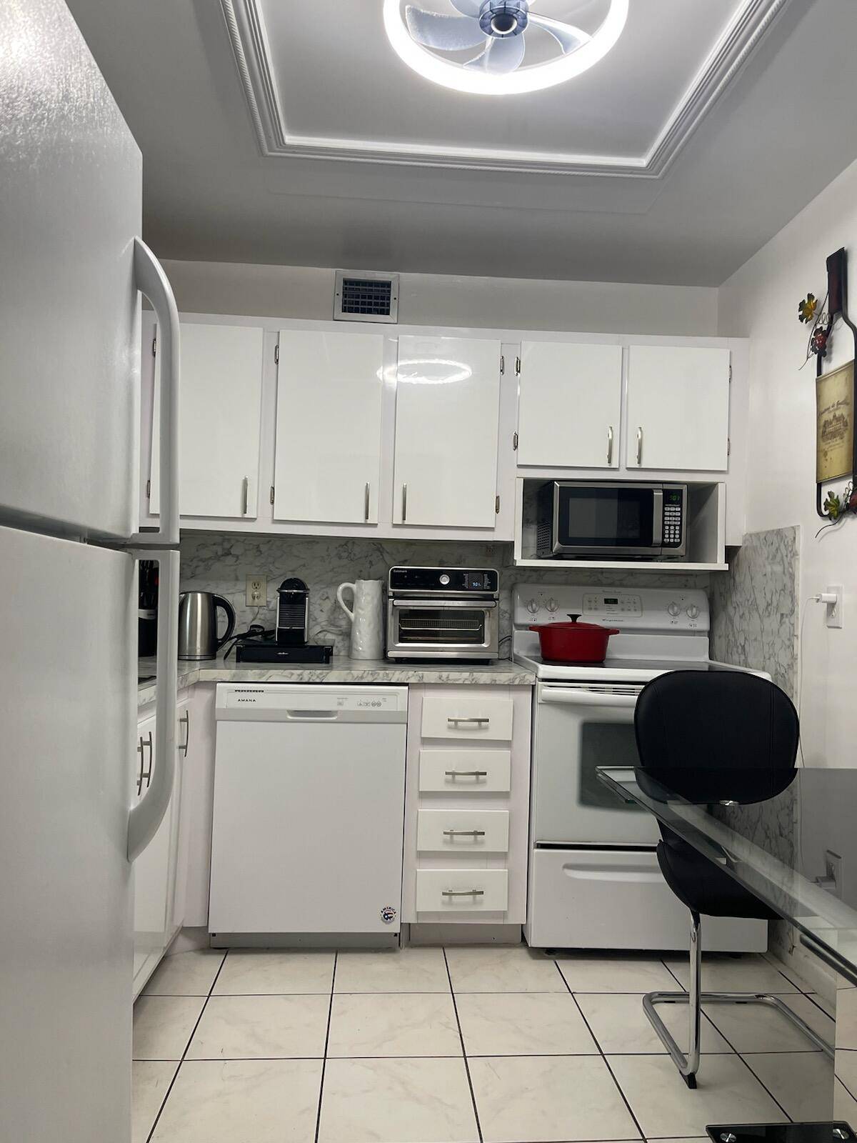 Well maintained one bedroom with one and a half bathroom unit.