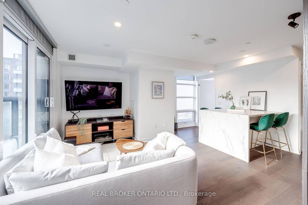 Fully Furnished Luxury Suite In Boutique Building Right In The Heart Of King West.