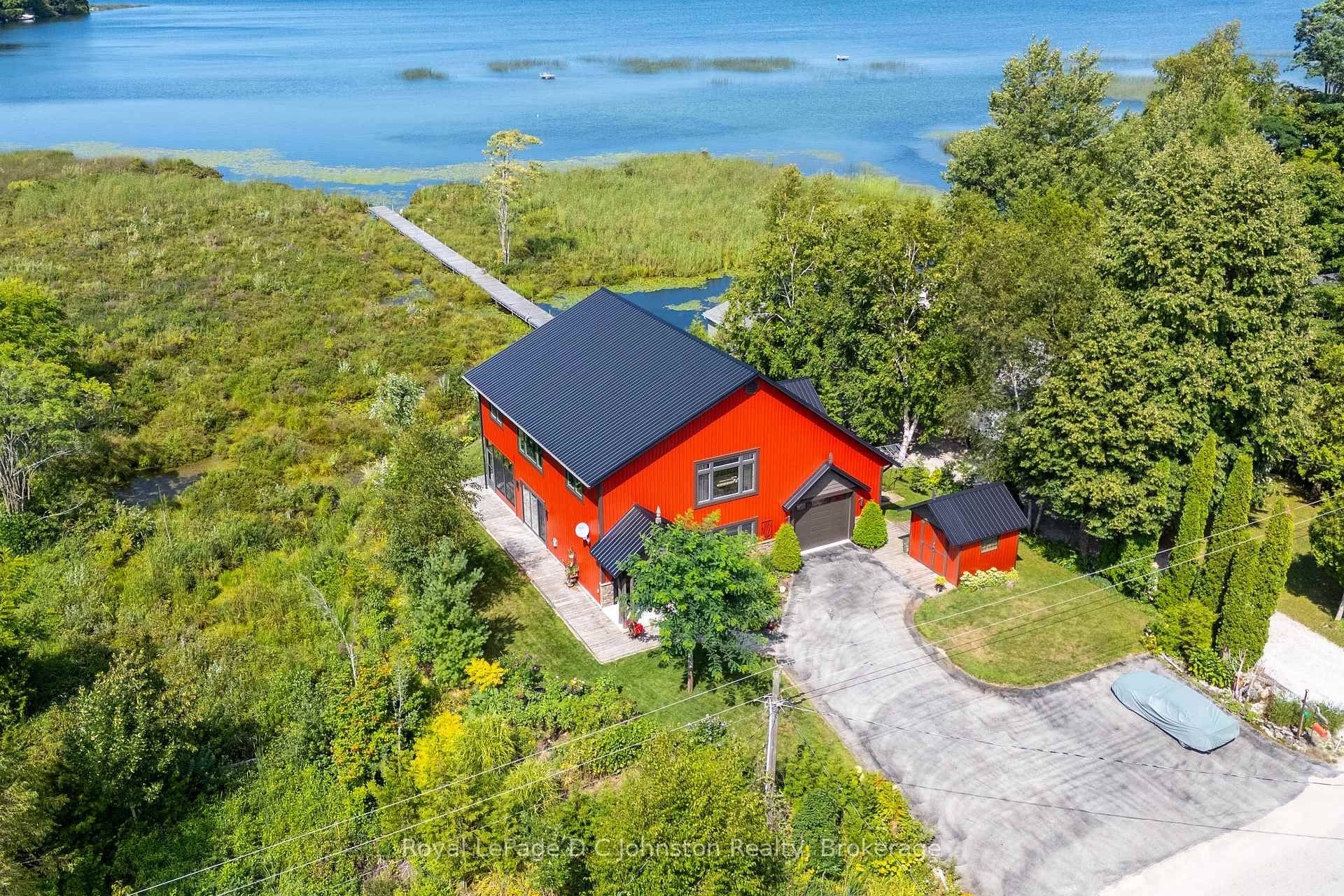 Imagine living the Luxurious Lake Life !