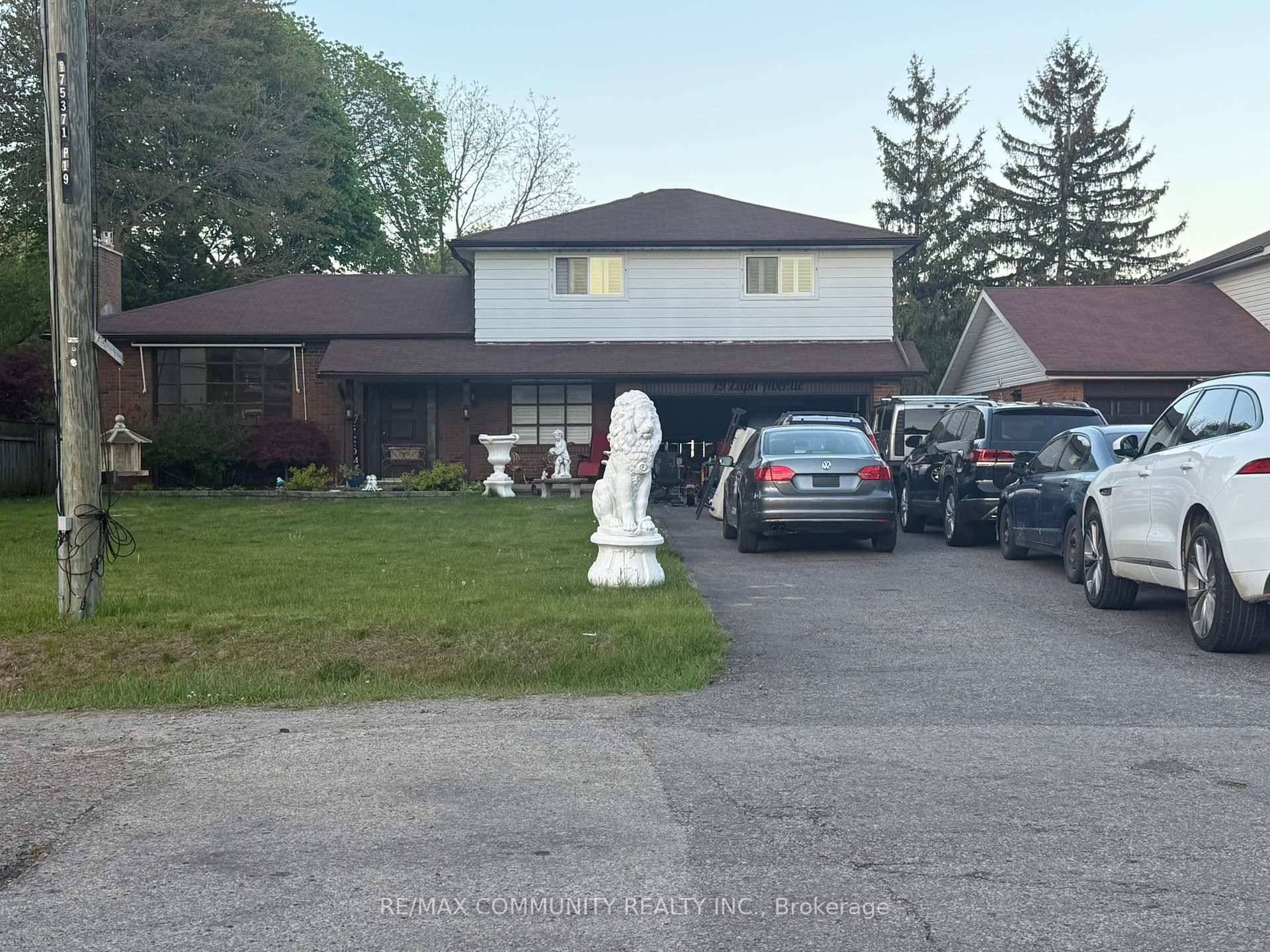 Charming home on over a third of an acre ravine lot, highly sought after in Highland Creek.