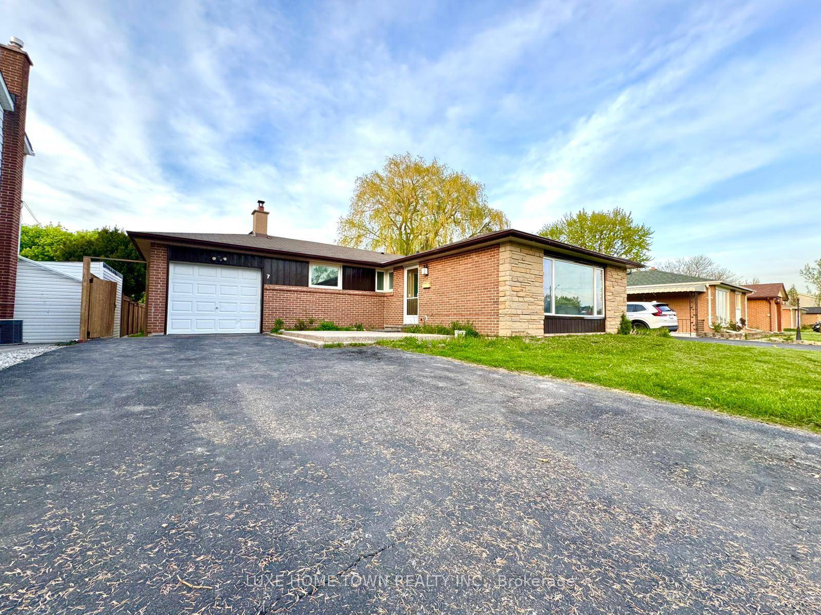Welcome to 7 Addington Crescent, a charming detached home nestled in a family friendly neighborhood in Brampton perfect for first time buyers and savvy investors alike !