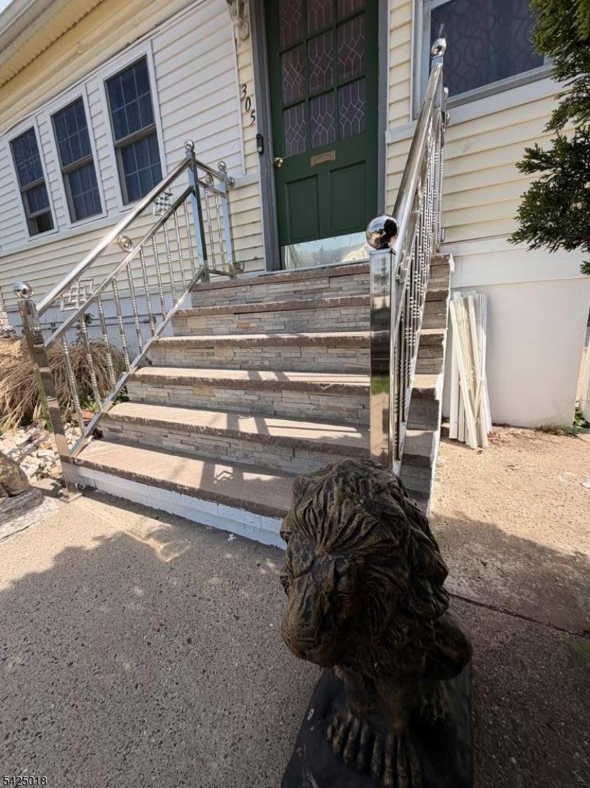 Welcome to this lovely colonial home in the Netherwoods Section of Plainfield.