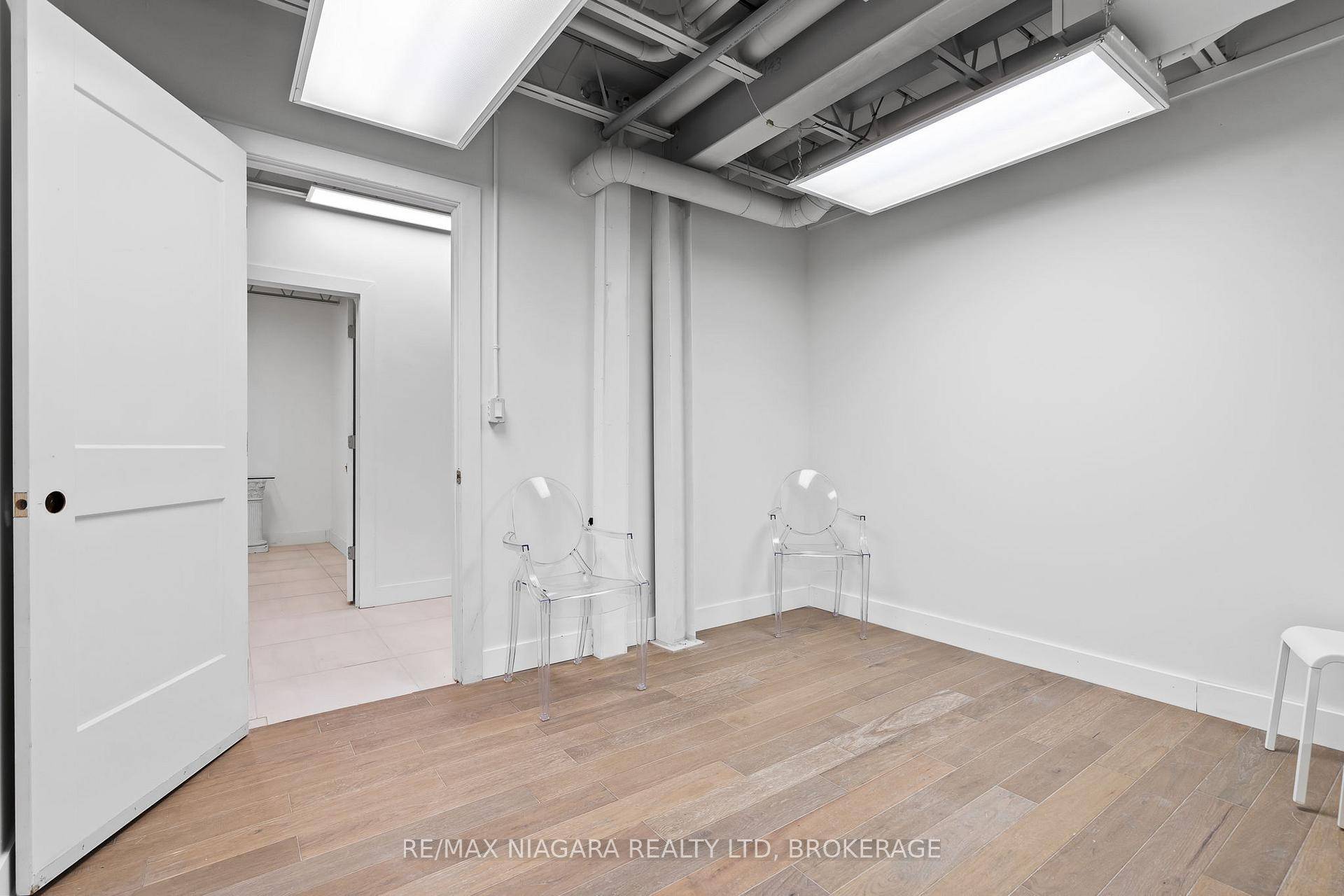 This Unit offers 2 joined rooms, perfect for two complementary businesses to operate.