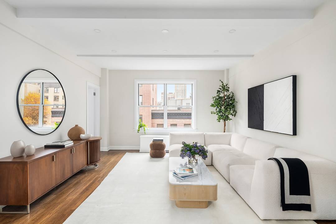This light filled prewar apartment in charming Carnegie Hill is close to Central Park, several museums and a number of public and private schools.