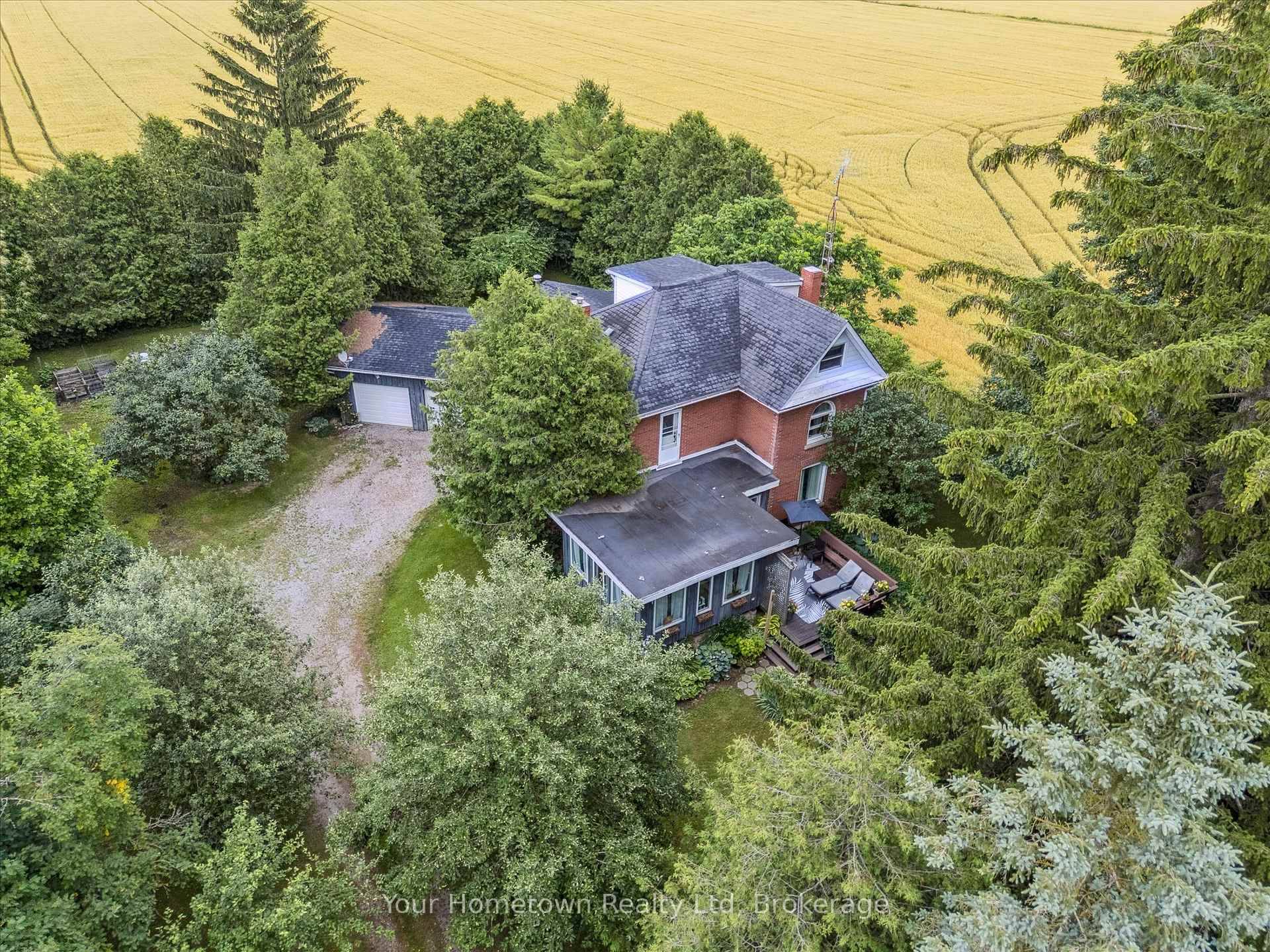Have you been looking for country living close to town ?