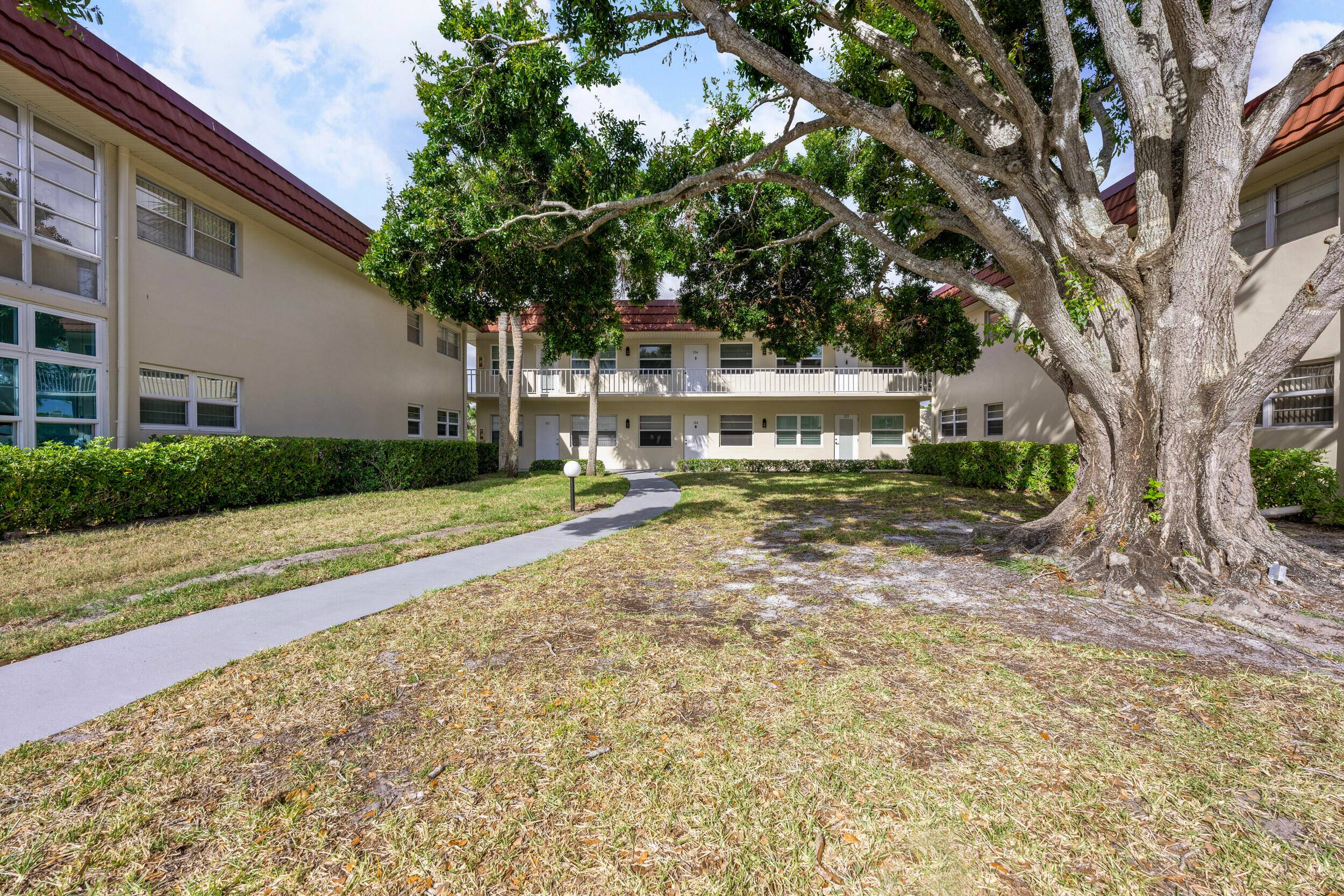 This well kept corner unit offers 1 bed, 1.