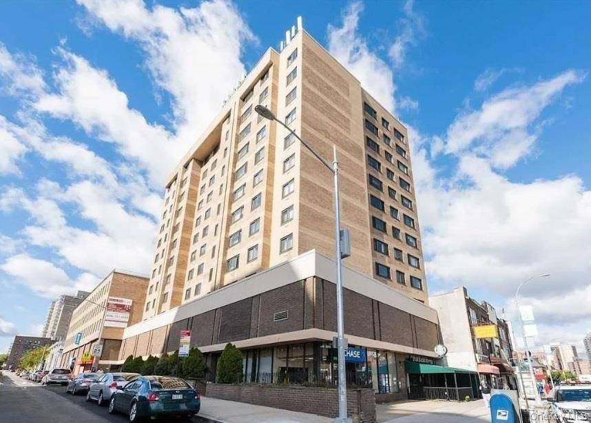 Experience luxury living in this beautifully renovated 2 bedroom, 1 bath Junior 4 layout condo featuring breathtaking NYC skyline views.