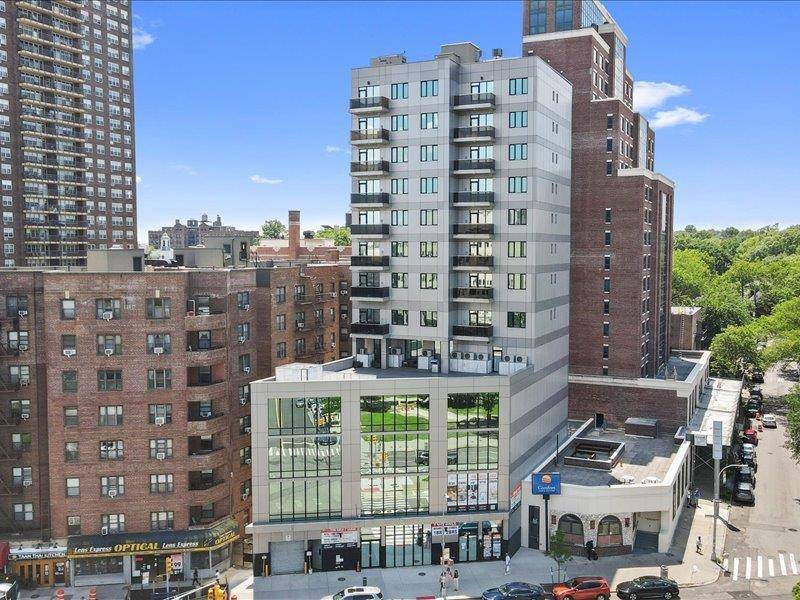 Elegant 2 Bedrooms, 1 Bathroom condo in the heart of Kew Gardens !