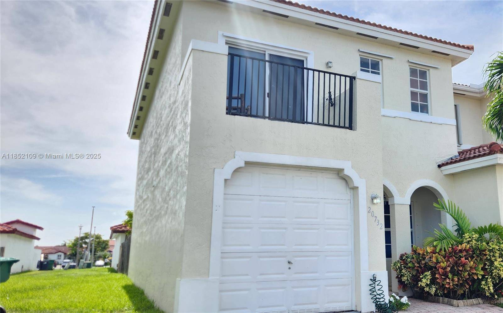 Corner townhouse offering exceptional natural light throughout the entire property due to its prime location.