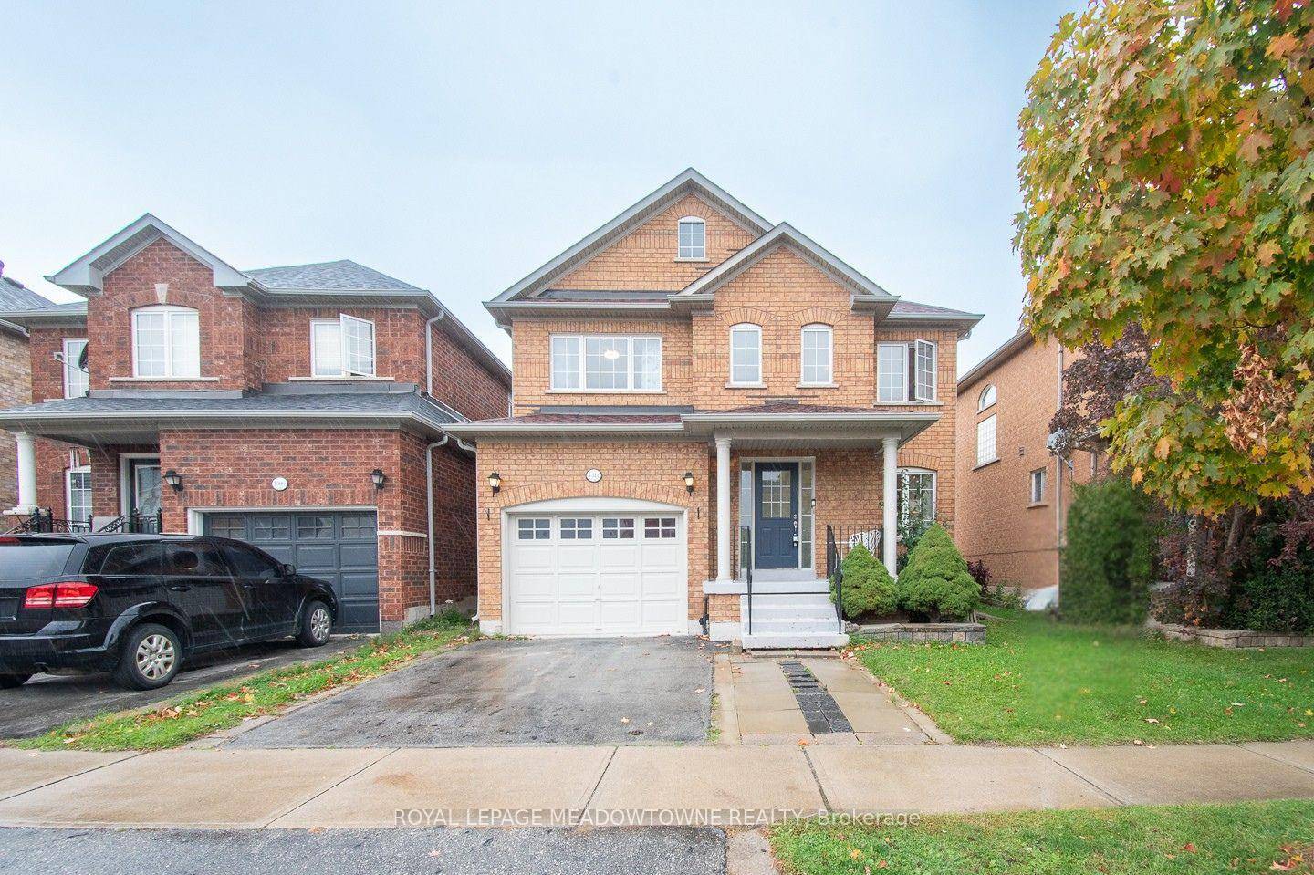 Welcome to this beautifully updated 3 bedroom, 4 bathroom home in Milton's highly sought after Dempsey neighbourhood a perfect blend of comfort, style, and convenience.