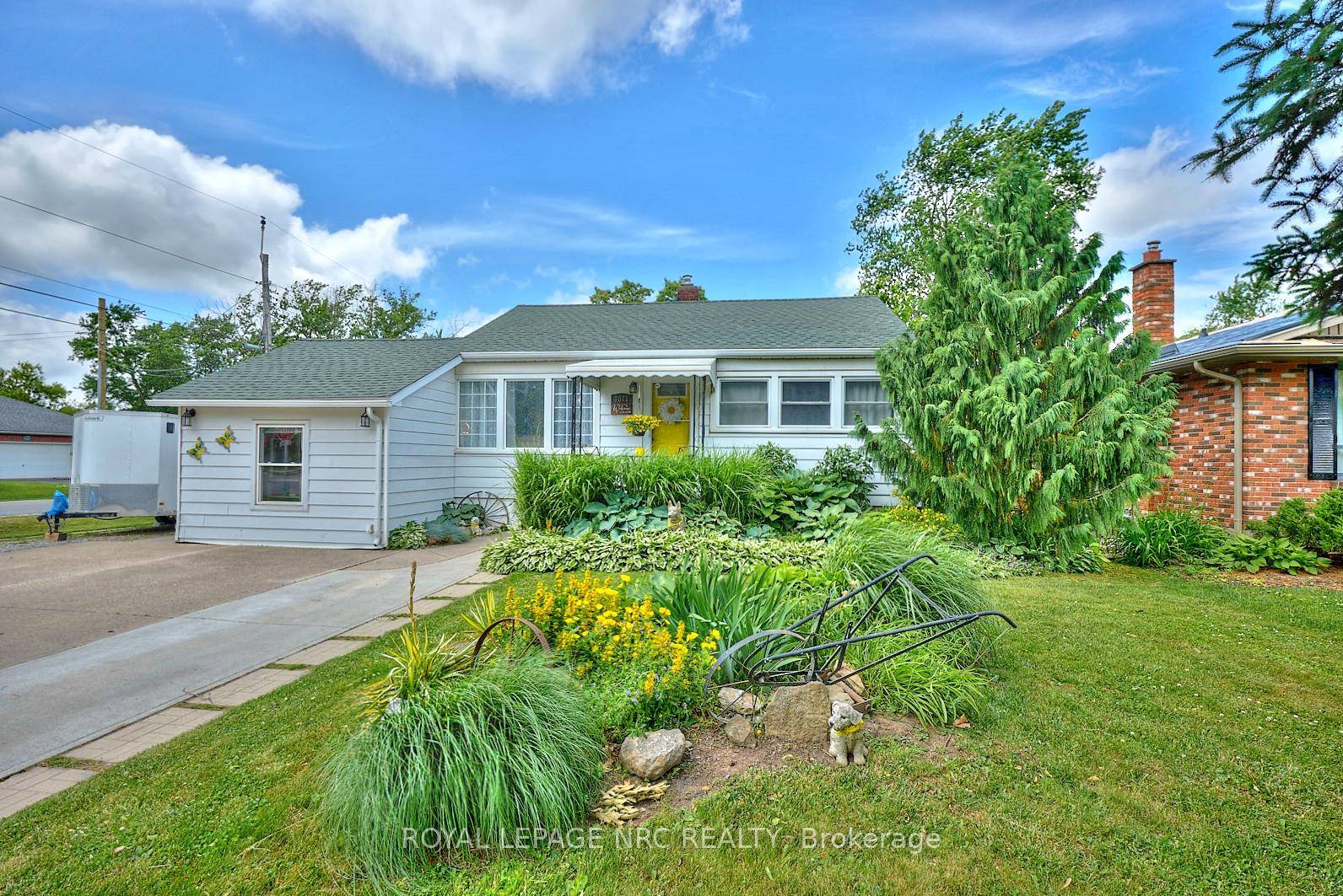 Charming amp ; Solid Bungalow on a Large Lot in Niagara Falls !