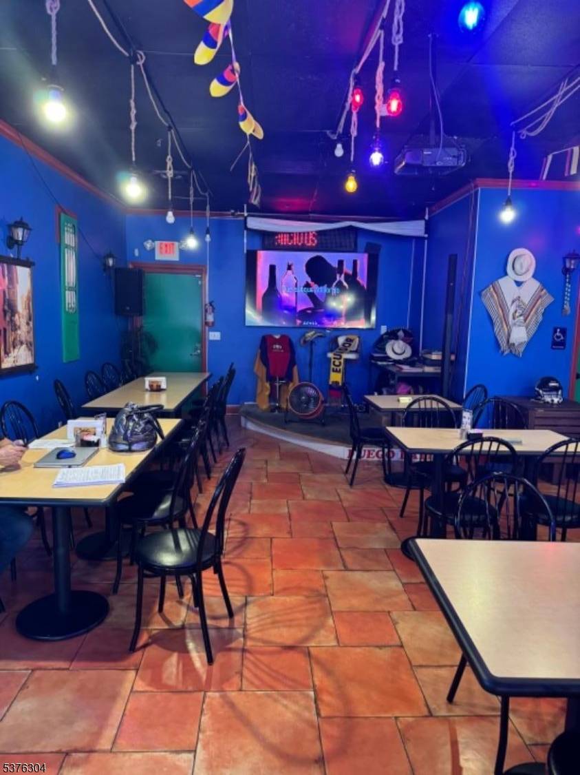 Prime Location ! Looking to start a business, look no further, this space could be converted into many different type of business.