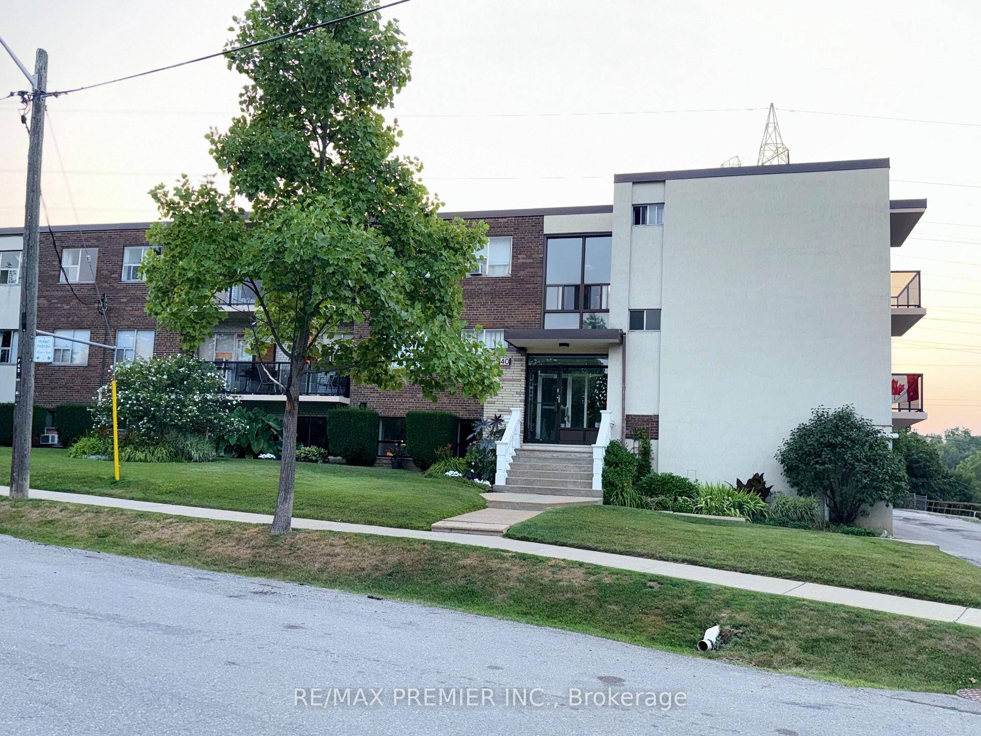 Enjoy this fully updated one bedroom one bath suite in a prime location.