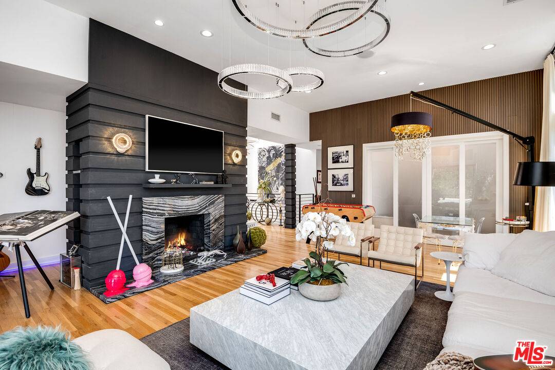 9314   Lloydcrest Dr Beverly Hills Flats LA