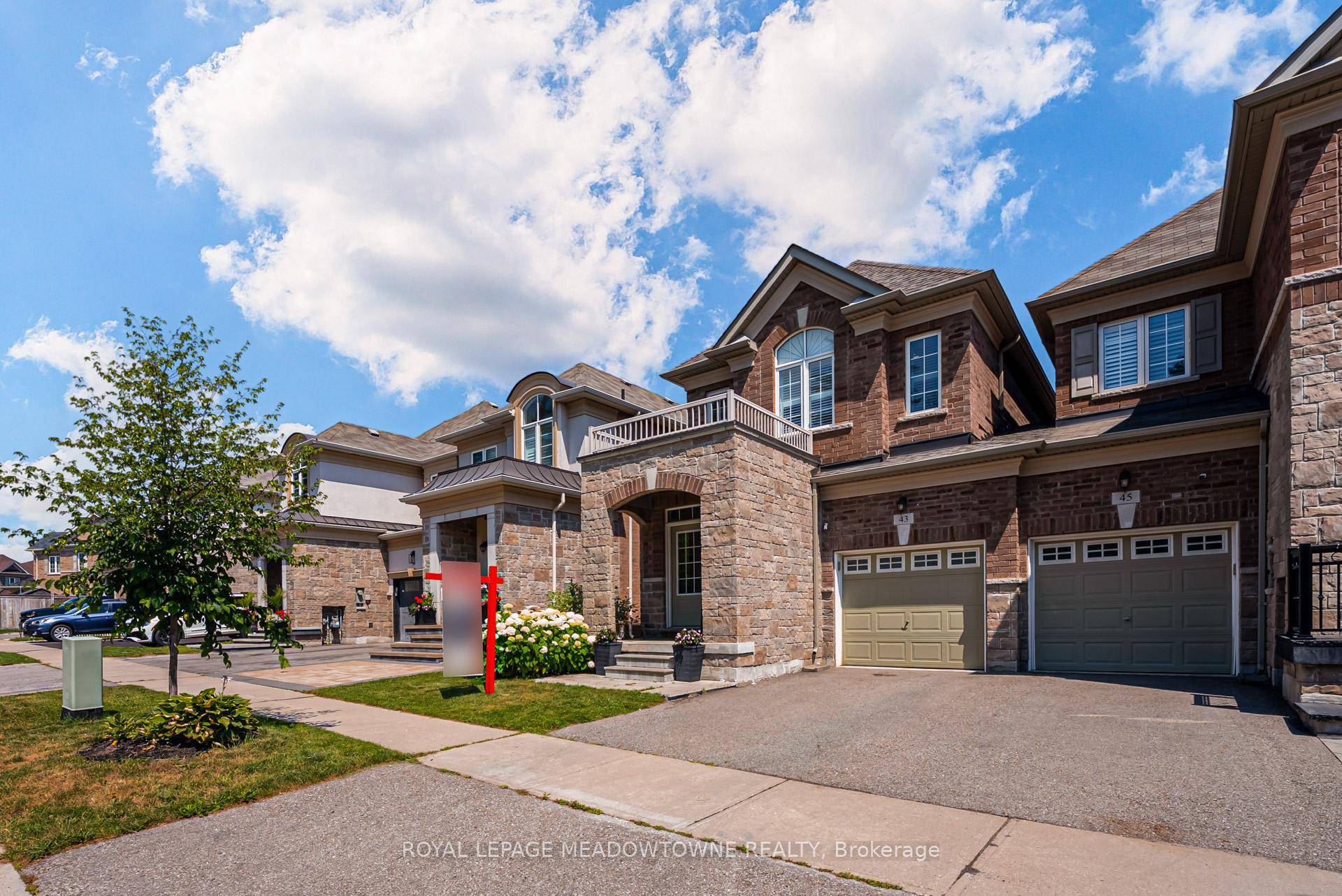 Sophisticated Style Meets Smart Investment Welcome to this exceptionally upgraded, sun filled end unit freehold townhouse nestled on a quiet, upscale crescent in one of Georgetown's most sought after neighborhoods.