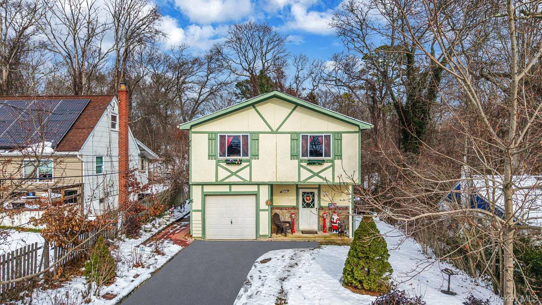 Beautifully Maintained Four Bedroom Two Bath Home In The Heart Of Lake Panamoka !