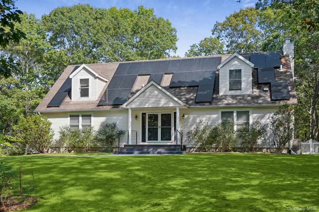 Southampton Traditional Minutes from the Village Just four minutes from the heart of Southampton Village with its charming boutiques, acclaimed dining, and world famous ocean beaches this newly listed residence ...