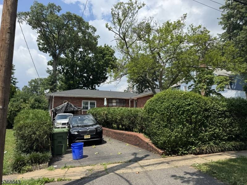 WOW ! ! ! LOCATION, SIZE, BEAUTY AND CLASS ARE THE SIGNATURE FEATURES OF THIS MARVELOUS OPEN CONCEPT RANCH.