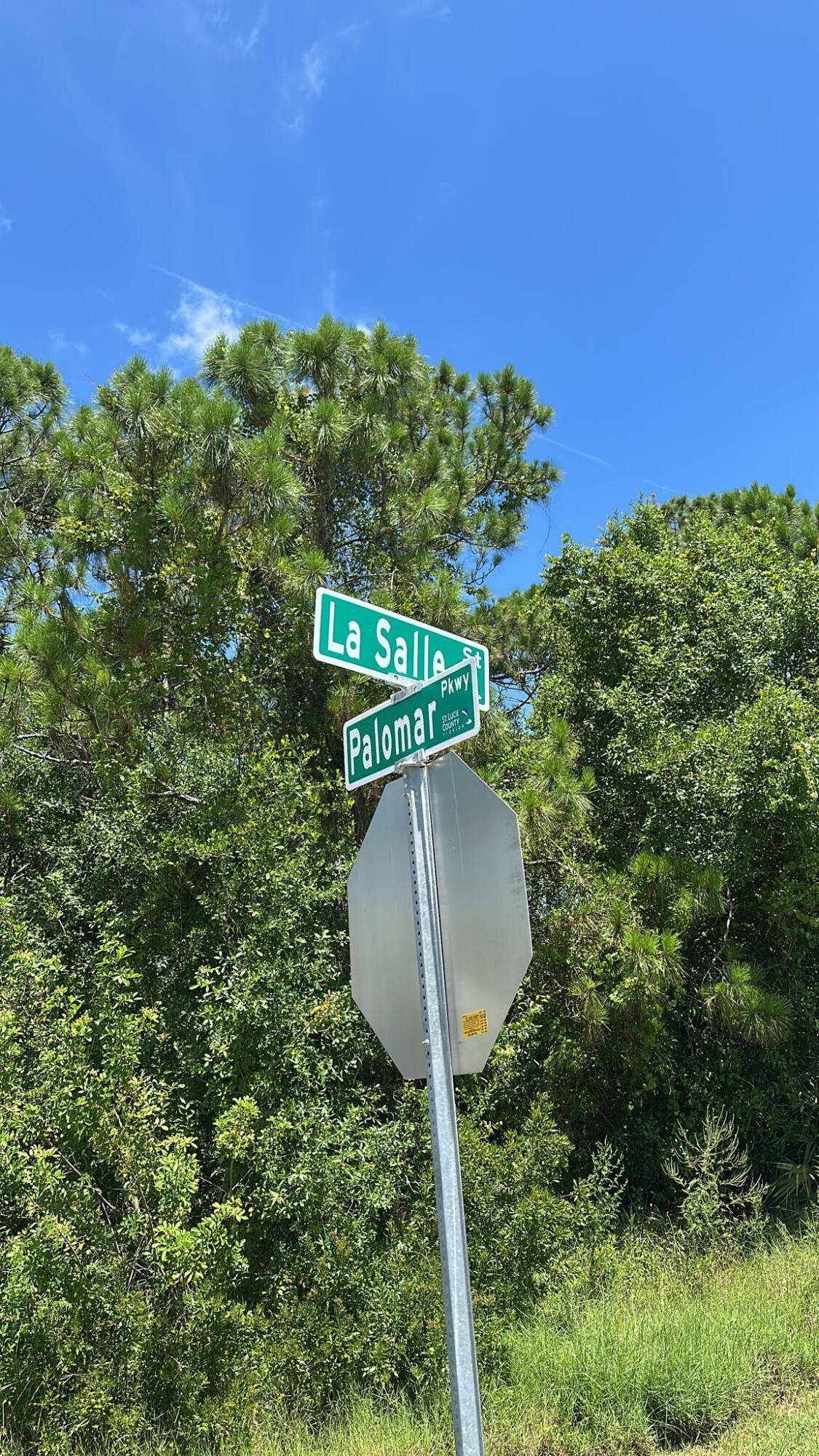 This lot is located in the heart of Lakewood Park, just minutes from major roads, shopping centers, and local amenities.