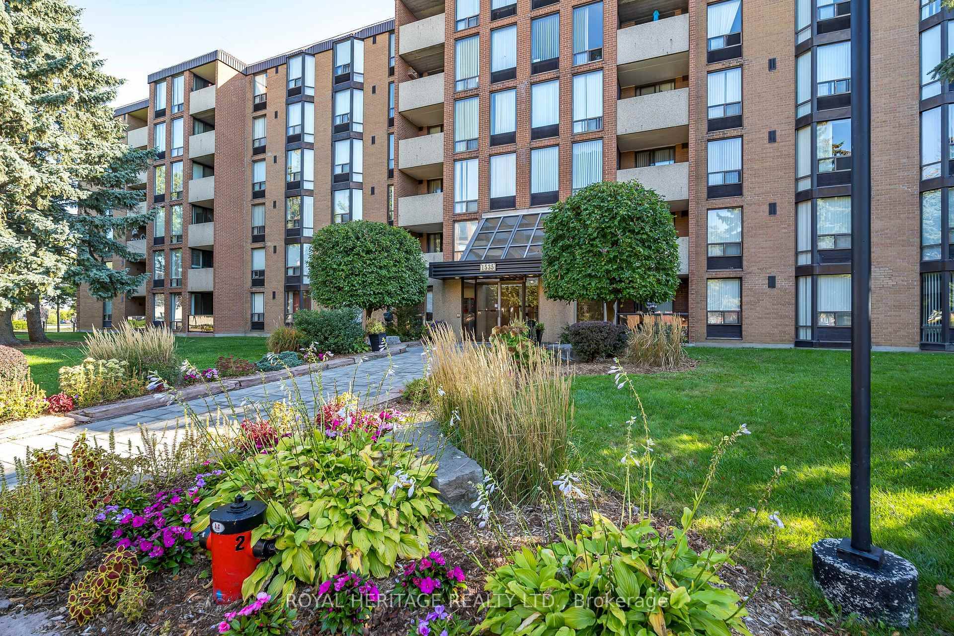Beautiful updated 3 bedrm, 2 bath, corner condo, great open concept layout with open terrace, wainscotting, Kitchen reno in 2022 with custom cabinetry and under mount lighting, stainless appliances, quartz ...