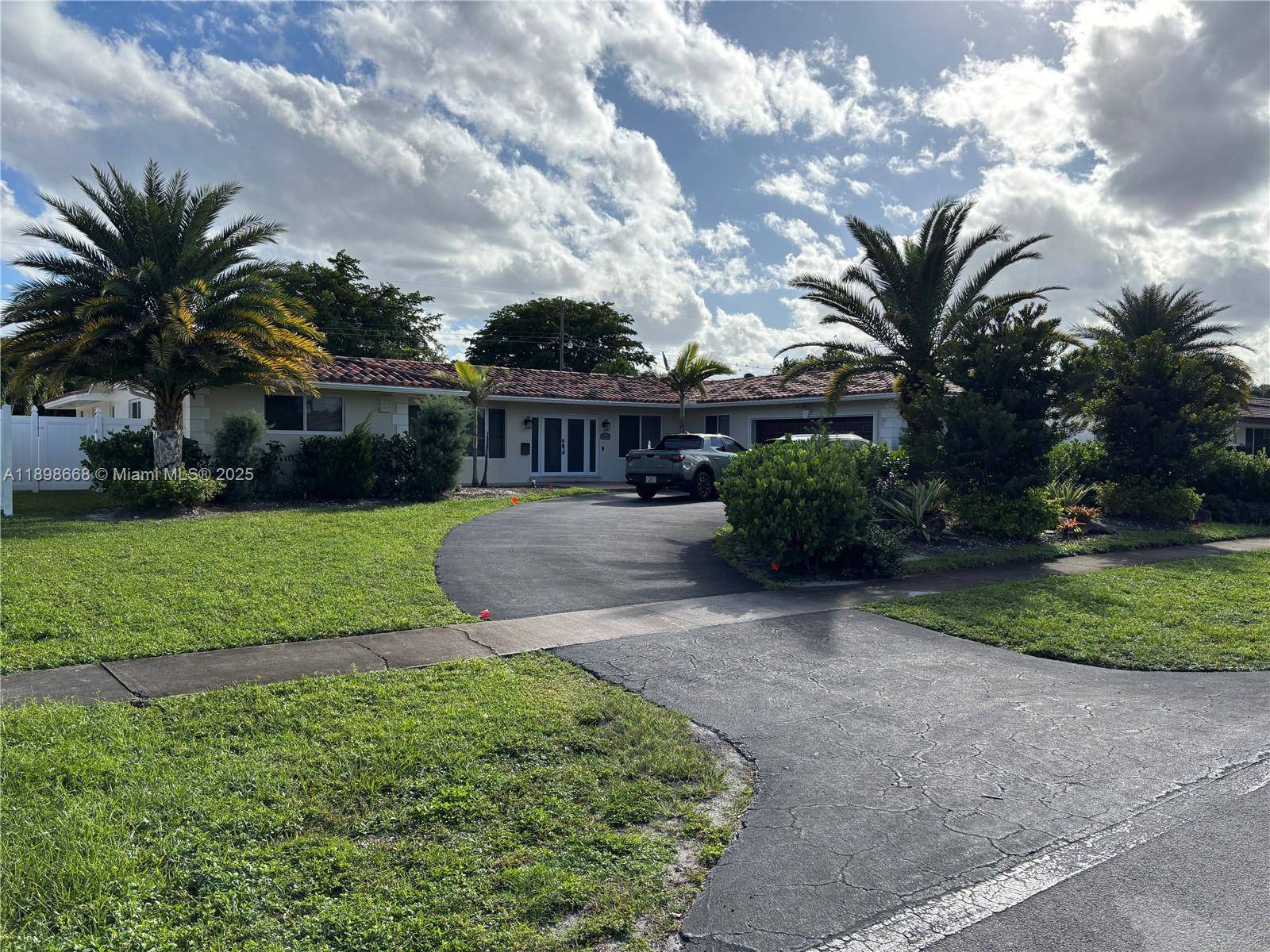 ? ? Your Dream Home in Hollywood Hills, Florida ?