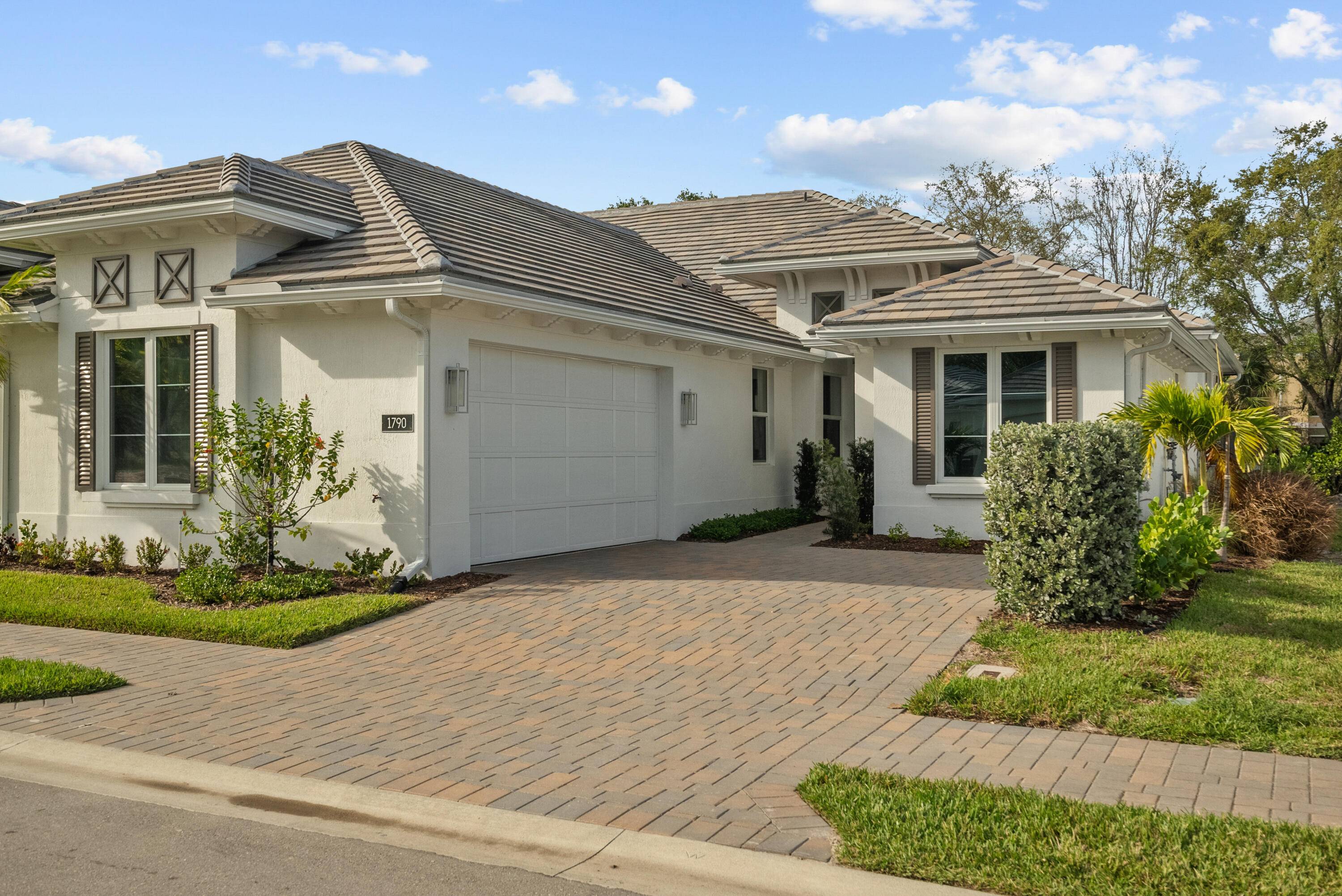 This 3 bedrooms, 3 baths, with a Bermuda Elevation has a gourmet kitchen with a 36'' natural gas cook top, Kitchen Aid appliances, quartz countertops, 2 panel solid core interior ...