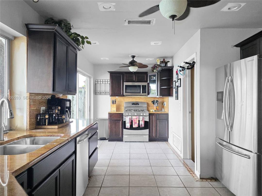 Welcome to this hidden gem in the heart of Sunrise !