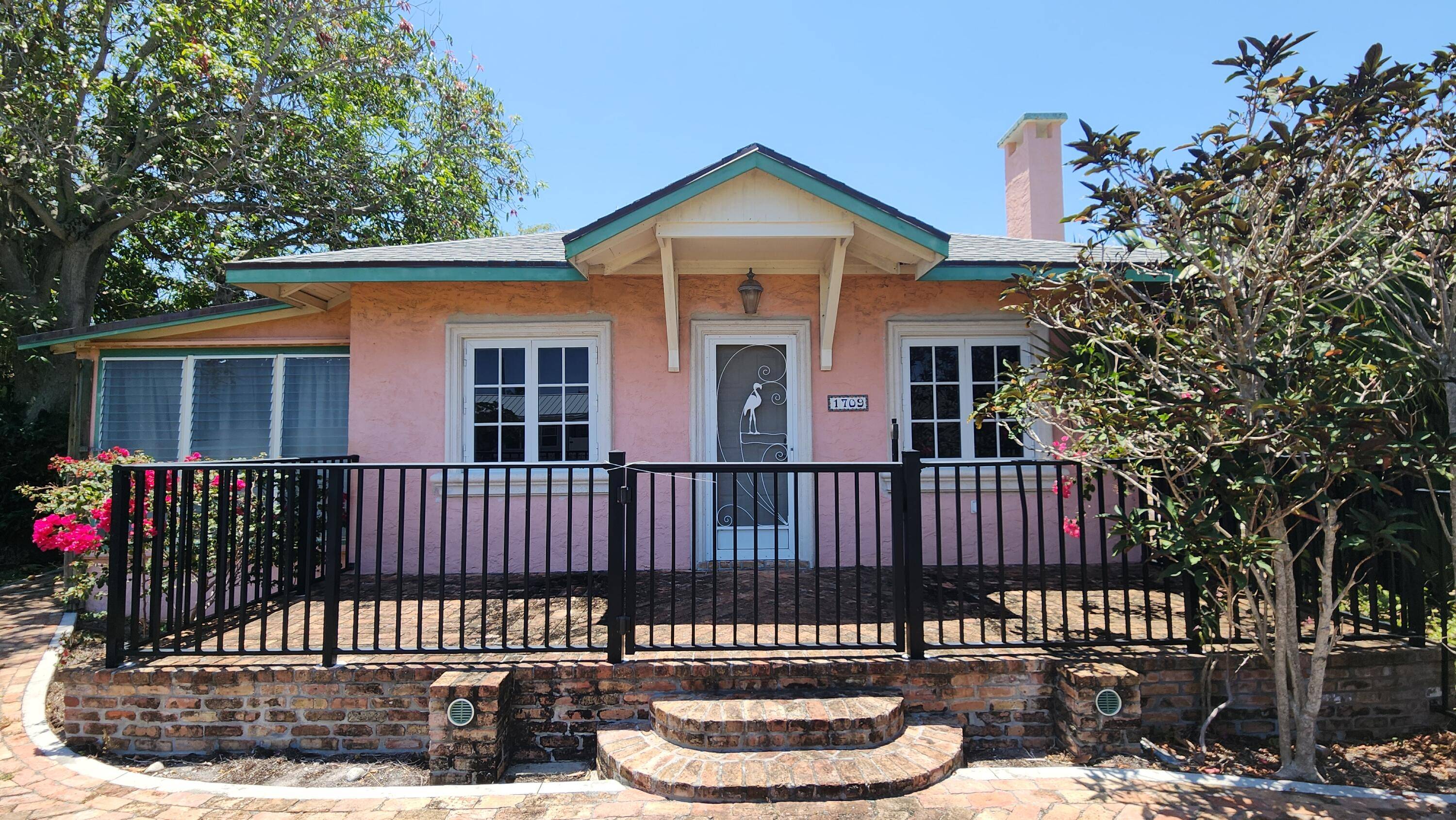 ncredible opportunity to remodel or build your dream home on a spacious double lot, just a few blocks from the Intracoastal !