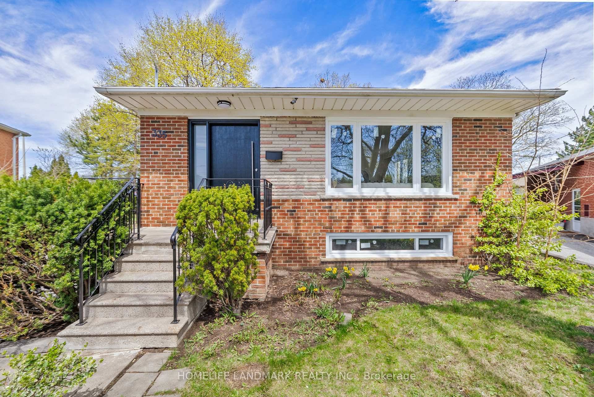 Newly Renovated LARGE SIZE Detached 3 Bedroom Bungalow in the Heart of Richmond Hill !
