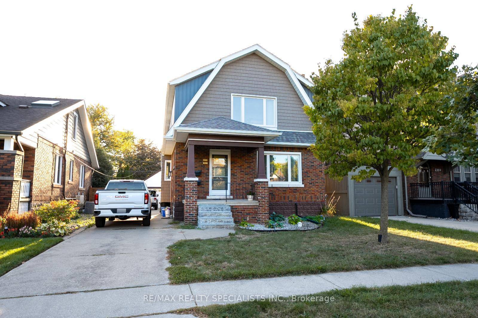 Duplex property. Offering Big Lot Size amp ; spacious Driveway.