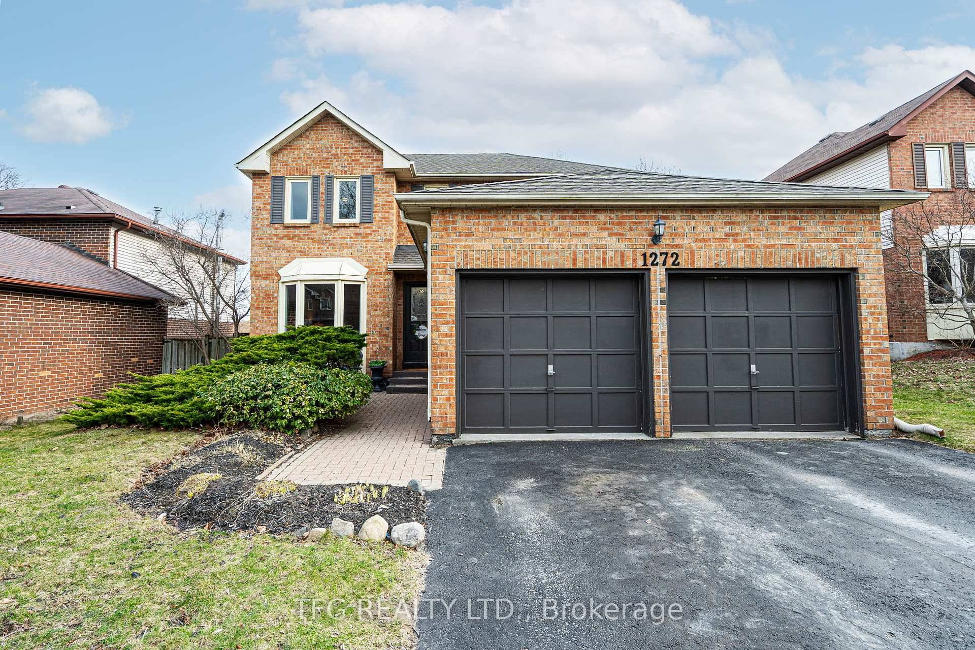 Welcome to this beautifully cared for 4 bedroom, 4 bathroom home, nestled in the highly sought after Liverpool community of Pickering.
